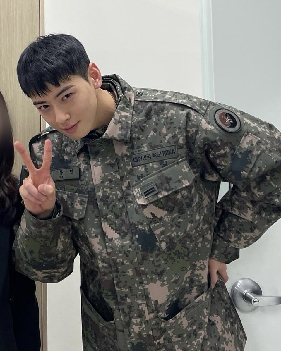 330film's tweet photo. a soldier’s mom recently saw eunwoo and said: “seeing him in person, he was even more handsome. even my son said he’s the most handsome person he’s ever seen, and that he’s an incredibly kind and good person. it seems he is just as beautiful on the inside as he is on the outside” https://t.co/ybBtHv8gCp