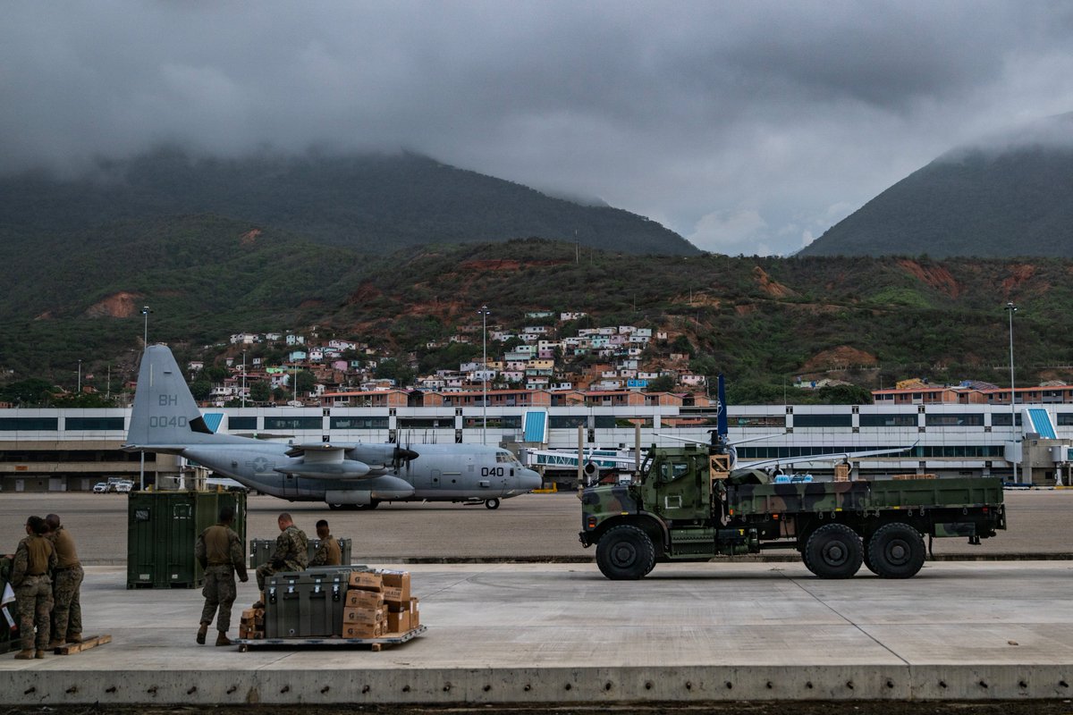 DanielBlancoPaz's tweet photo. Estados Unidos continúa expandiendo el alcance de sus operaciones en el Aeropuerto de Maiquetía. Varias de las imágenes diseminadas esta semana por El Pentágono muestran a personal militar coordinando el aterrizaje de aviones de carga y vuelos de reconocimiento en La Guaira. https://t.co/Vcyf1OEzkK