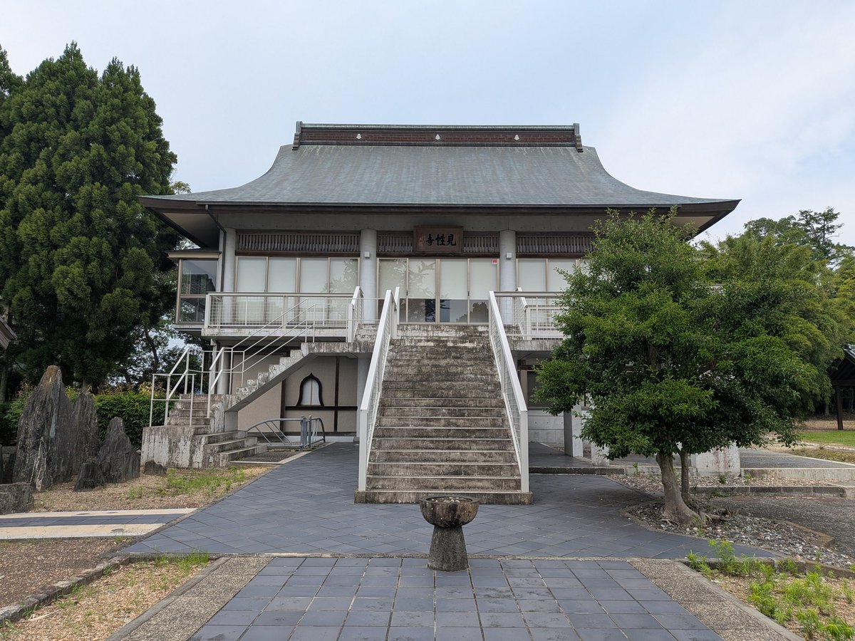 miyoshi_jikyu's tweet photo. 藍住町にある三好氏の菩提寺 見性寺。
境内には三好氏の墓が安置されており、左から順に三好之長、三好元長、三好実休(義賢)、三好長之 となっています。
実休光忠の写しを打つことができたら、見性寺さんのご協力のもと特別御朱印などの授与も行い多くの方に訪れていただければと考えています。↓ https://t.co/fQptqNCZf1