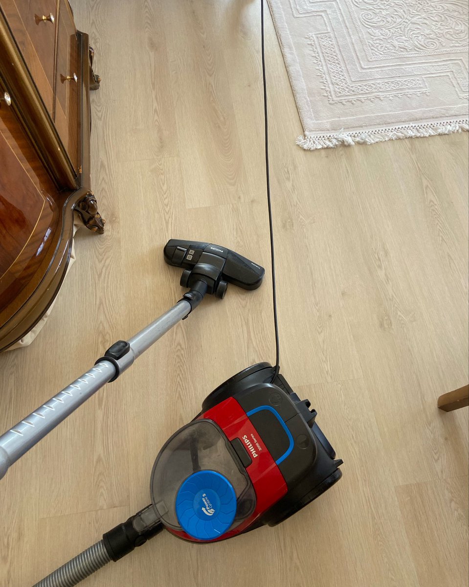 aysglsimseek's tweet photo. Öğleden sonra temizlik için abla gelmeden evi süpüreyim dedim 🧹🧼🧽🧴 https://t.co/1UUP6zn3iY