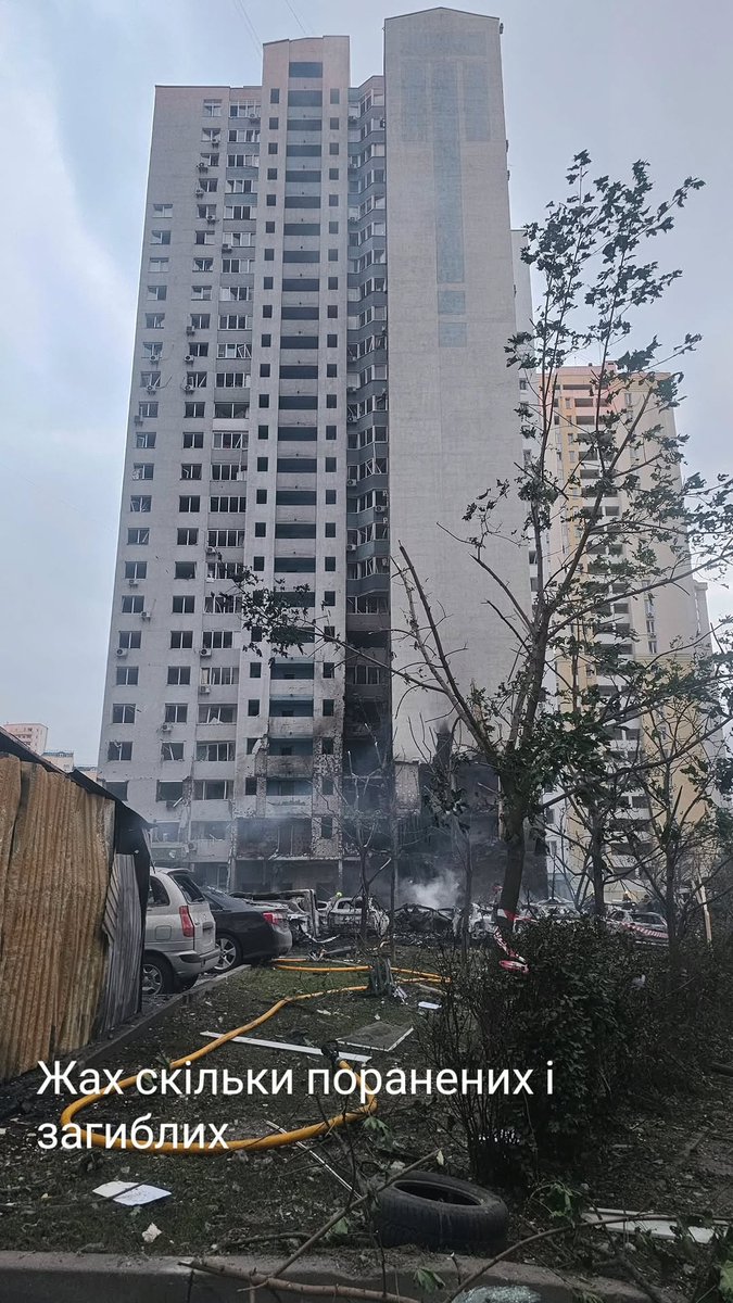 ChroniclesKiev's tweet photo. Kyiv, Darnytsia, complesso residenziale Slavutych e altri - Zone densamente popolate, prive di un qualsiasi obiettivo militare, continuamente colpite dai degenerati russi con l'unico scopo di uccidere civili e piegare la popolazione. https://t.co/DWMAncKffb