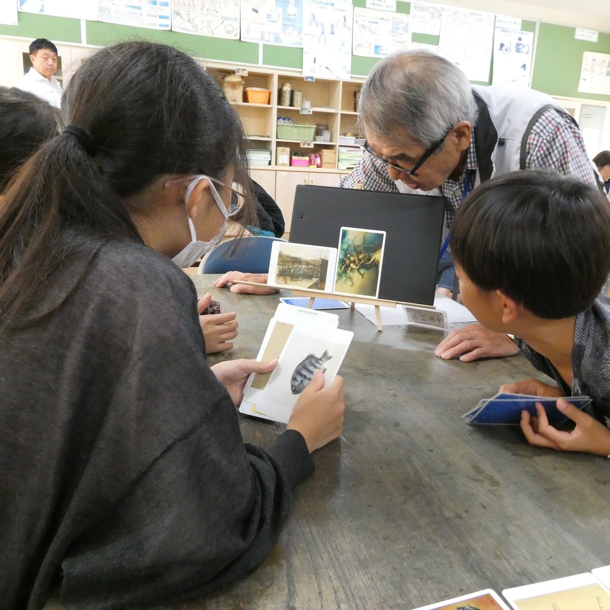GSakadou's tweet photo. 【葛飾小学校で「ふなばしアートカード」を使った「対話型鑑賞教室」7/6開催】
同授業は小学5年生を対象に船橋市民ギャラリーが図工鑑賞の授業として行っているもので、特に、学校での実施に特化した船橋市オリジナルの対話型鑑賞の授業です。
（これまで16校実施　詳細はHP参照） https://t.co/DcUCOjnyGE