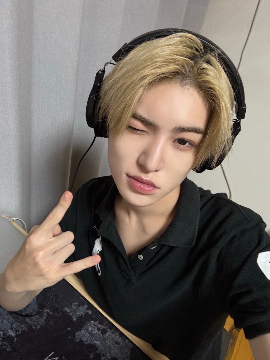 23minjeboy's tweet photo. 🤘🏻🎧 https://t.co/dqB5hY0JCx