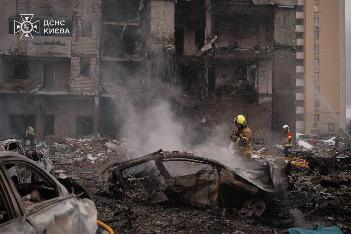 ya_Anna_Ok's tweet photo. This is Ukraine’s capital today. Russia attacked residential buildings with missiles, killing 11 people. This is happening every day in different parts of the country. Russia does not deserve to exist. https://t.co/jFIIQY120B