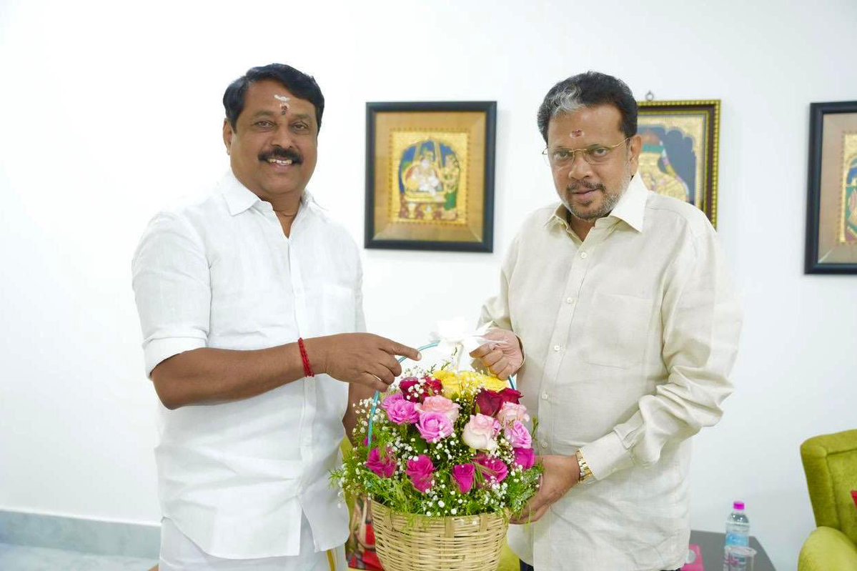NainarBJP's tweet photo. இன்றைய தினம் புதுச்சேரி மக்கள் பவனத்தில் மாண்புமிகு புதுச்சேரி துணைநிலை ஆளுநர் திரு. கைலாஷ் நாதன் IAS(Retd) @LGov_Puducherry அவர்களை மரியாதை நிமித்தமாக சந்தித்து உரையாடியது மகிழ்ச்சி அளிக்கிறது. https://t.co/PU0qTADJGr