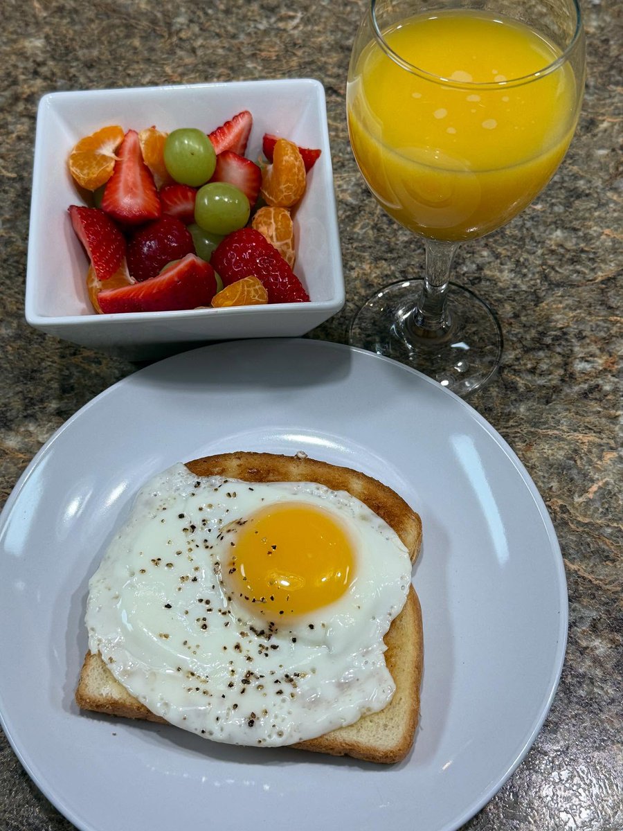 MaryTylerjh's tweet photo. Start a wonderful day with an energizing breakfast! Fried egg toast paired with a fresh fruit bowl and pure orange juice—a simple yet exquisite treat that adds color to life🍳🍊
#EnergizingBreakfast #HealthyEating #RefinedLiving #BreakfastTime #DailyNutrition #LifestyleAesthetics https://t.co/YodvEmlrs7