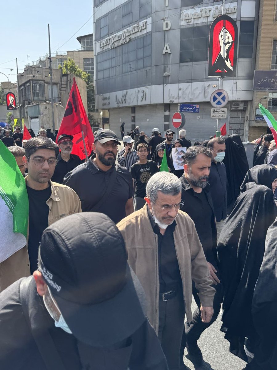 Rahe_dialameh's tweet photo. در حالیکه احمدی نژاد در مراسم نماز بر پیکر رهبر شهید انقلاب حاضر نشده بود، در مراسم تشییع ایشان حضور یافت.

تاکنون تصاویری از حضور روحانی و ظریف و خاتمی در مراسم تشییع نیز منتشر نشده است. https://t.co/PfjQdpPy2L
