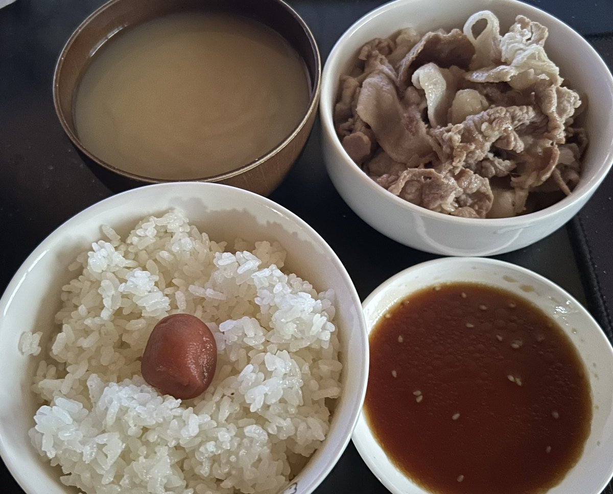AIN_NO_KEN's tweet photo. 役所に行ったら電波無くて全然繋がらない
フリーWiFiあったけど英語わからんのよ
前に繋いだ事あったよーな気もするけど、1年に何回も来る訳じゃないからなぁ😅
そして帰って肉焼いて食べてるなう https://t.co/k4QiwnLmqC
