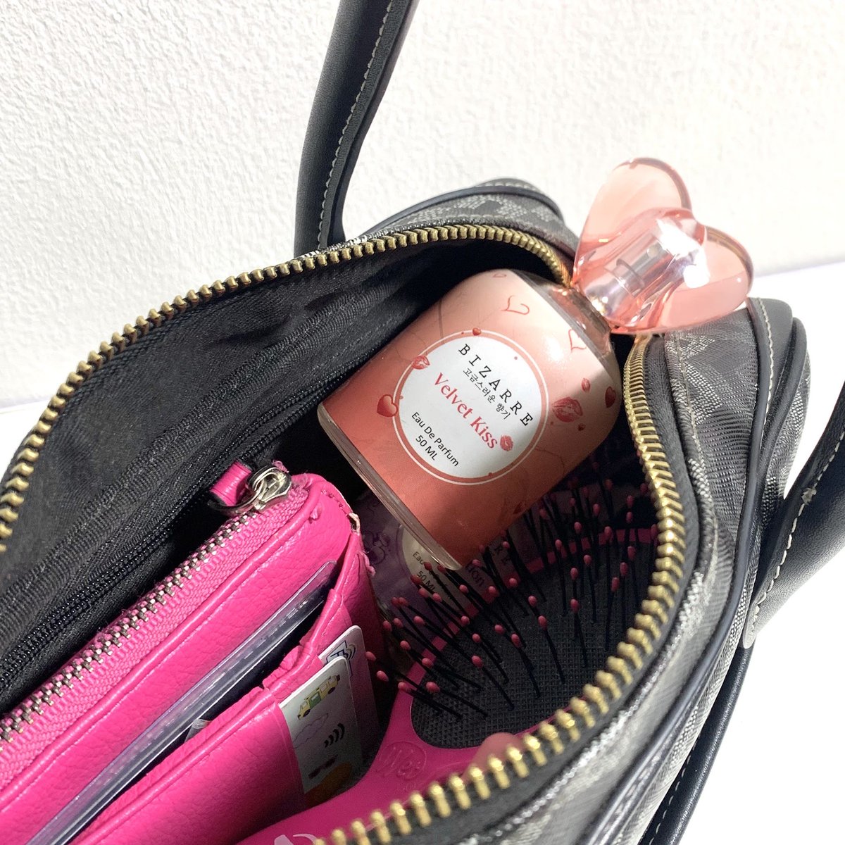 Mawrcellaa's tweet photo. Hampir aja aku gatekeep parfum ini . . . Soalnya siapa yang bakal percaya ada parfum sewangi ini tapi harganya gak sampe 50 ribuan? 😭 https://t.co/nysz20QK02