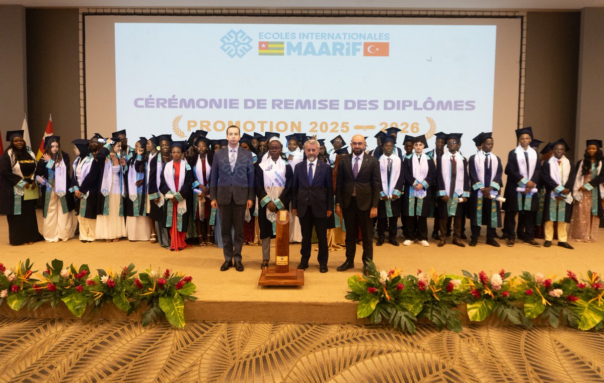 TMaarifVakfi's tweet photo. 🎓 Bir eğitim yolculuğu daha başarıyla tamamlandı ✅

Bu yıl mezun olan öğrencilerimiz, Fransız Bakaloryası sınavlarında elde ettikleri %100 başarı oranıyla bizlere bir kez daha büyük bir gurur yaşattı.

Mütevelli Heyeti Üyemiz @SelimCerrah'ın da katıldığı törende öğrencilerimiz diplomalarını alırken, aileleri ve öğretmenleri heyecanlarına ortak oldu.

Mezun olan tüm öğrencilerimizi tebrik ediyor, başarılarla dolu bir gelecek diliyoruz.