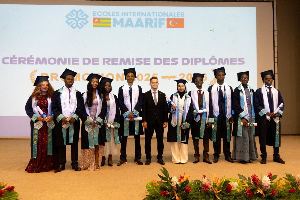 TMaarifVakfi's tweet photo. 🎓 Bir eğitim yolculuğu daha başarıyla tamamlandı ✅

Bu yıl mezun olan öğrencilerimiz, Fransız Bakaloryası sınavlarında elde ettikleri %100 başarı oranıyla bizlere bir kez daha büyük bir gurur yaşattı.

Mütevelli Heyeti Üyemiz @SelimCerrah'ın da katıldığı törende öğrencilerimiz diplomalarını alırken, aileleri ve öğretmenleri heyecanlarına ortak oldu.

Mezun olan tüm öğrencilerimizi tebrik ediyor, başarılarla dolu bir gelecek diliyoruz.