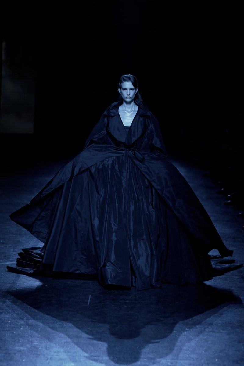 pizzicatoj's tweet photo. รู้สึกยินดีที่พี่ Olivier Theyskens กลับมากับแบรนด์ Boloria และชอบที่ Vogue พาดหัวว่า "The Return of the Belgian Romantic" 🖤🖤🖤 https://t.co/6oeAIt7u3q