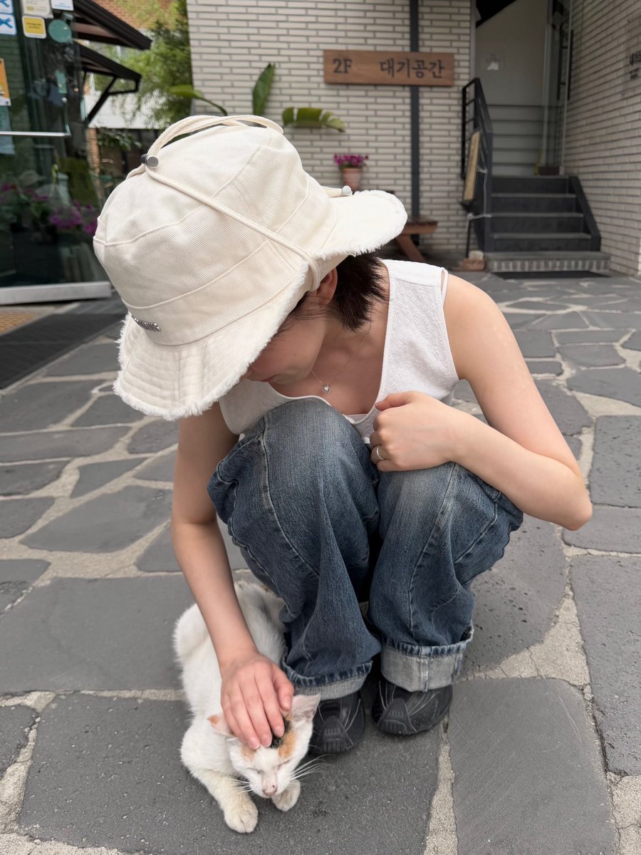 hoodiejiwoo's tweet photo. she's literally matching with the cat with the white hat+shirt and short black hair 💔 https://t.co/FEAhXNnyxE