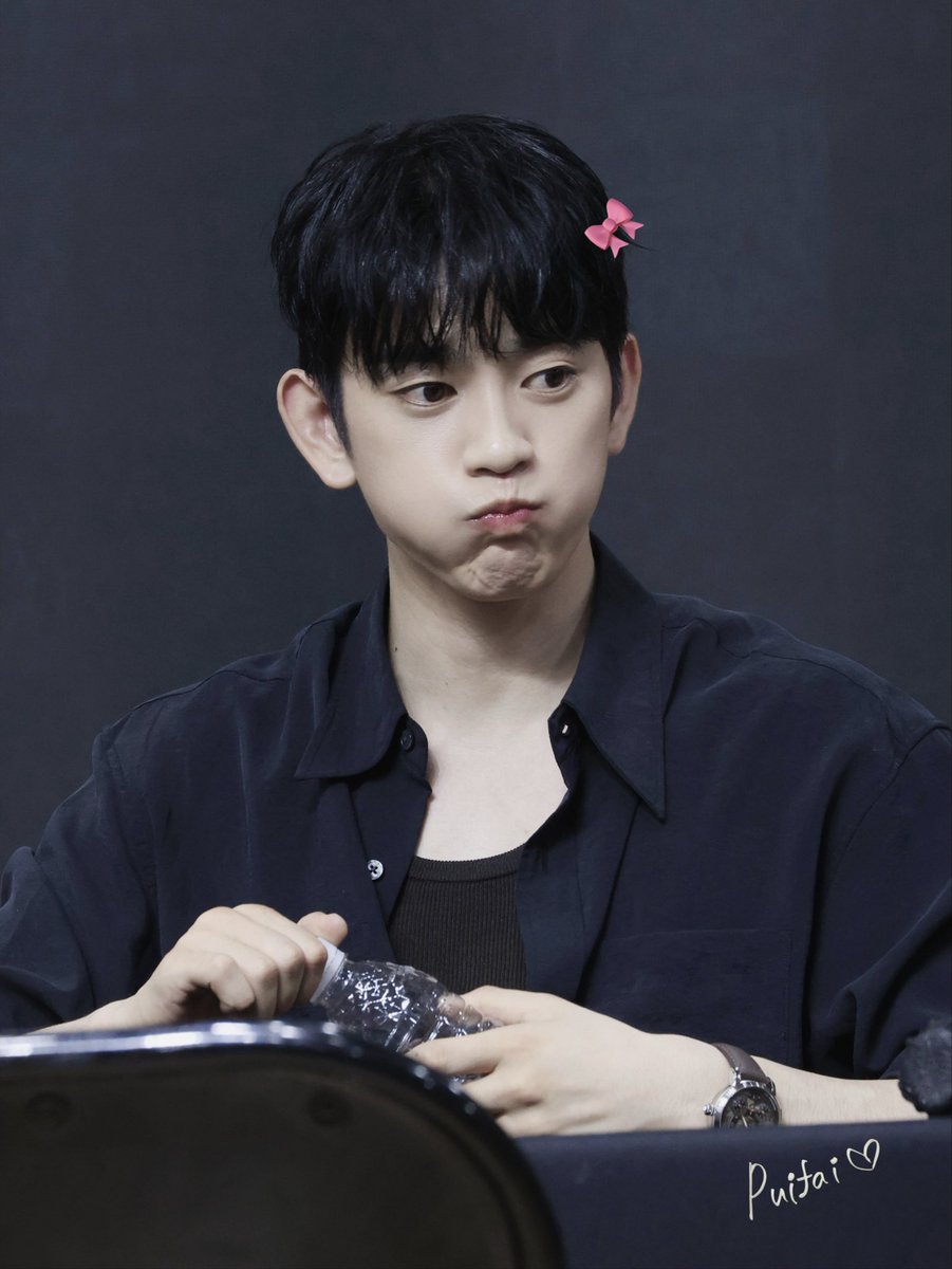 Puifai_17's tweet photo. ติดโบว์ให้น้องดุ๋ง 🎀
210616 Makestar Fansign
#SaidAndDone #Jinyoung
#박진영 #ParkJinyoung @JINYOUNG https://t.co/I6trmOqTPH