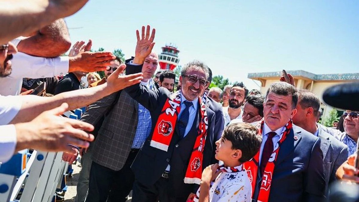 MucadeleGzt's tweet photo. Kürt iş insanı Amedspor’a sponsorluk kapısını kapattı!

Chobani'nin kurucusu Hamdi Ulukaya, Erzincanspor iş birliği sonrası sponsorluk süreçlerini bitirdiğini açıkladı. Futbolda yeni bir projede yer almayacağını belirten Ulukaya, Amedspor taraftarının sponsorluk taleplerine de kapıyı kapatmış oldu.