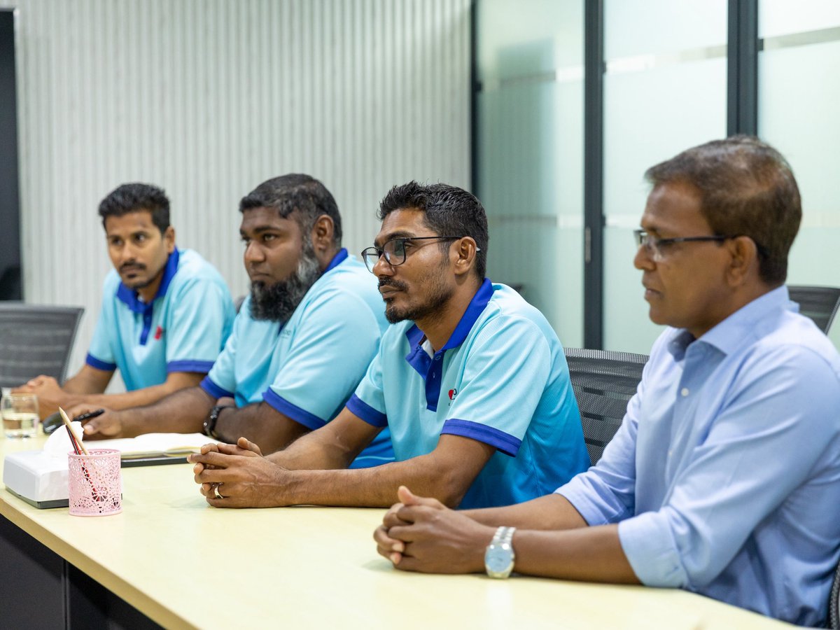MoYSF_mv's tweet photo. ޒުވާނުން ބާރުވެރިކުރުމާއި، ކުޅިވަރާއި ހަށިހެޔޮކަމާ ބެހޭ ވަޒީރު ޢަބްދުﷲ ރާފިޢު މިއަދު ވަނީ  އއ. ރަސްދޫ ކައުންސިލާ ބައްދަލުކުރައްވާފައި.
މި ބައްދަލުކުރެއްވުމުގައި ރަސްދޫގައި މިވަގުތު ކުރިއަށްދާ ކުޅިވަރުގެ އެކި ހަރަކާތްތަކާއި އަދި ރަސްދޫއަށް އިތުރަށް ބޭނުންވާނެ ކުޅިވަރު ވަސީލަތްތަކާއި ގުޅޭ ��ޮތުން މަޝްވަރާކުރެއްވި.