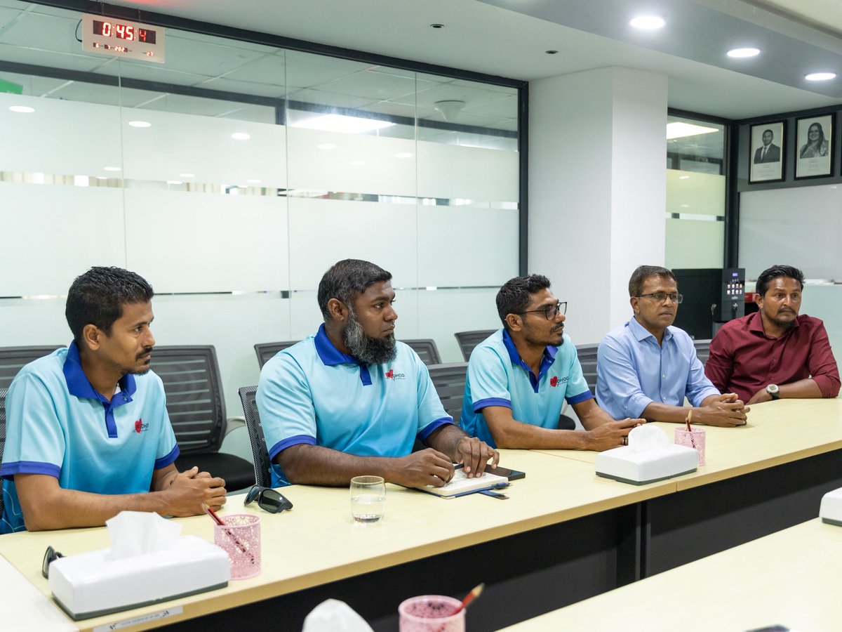 MoYSF_mv's tweet photo. ޒުވާނުން ބާރުވެރިކުރުމާއި، ކުޅިވަރާއި ހަށިހެޔޮކަމާ ބެހޭ ވަޒީރު ޢަބްދުﷲ ރާފިޢު މިއަދު ވަނީ  އއ. ރަސްދޫ ކައުންސިލާ ބައްދަލުކުރައްވާފައި.
މި ބައްދަލުކުރެއްވުމުގައި ރަސްދޫގައި މިވަގުތު ކުރިއަށްދާ ކުޅިވަރުގެ އެކި ހަރަކާތްތަކާއި އަދި ރަސްދޫއަށް އިތުރަށް ބޭނުންވާނެ ކުޅިވަރު ވަސީލަތްތަކާއި ގުޅޭ ��ޮތުން މަޝްވަރާކުރެއްވި.