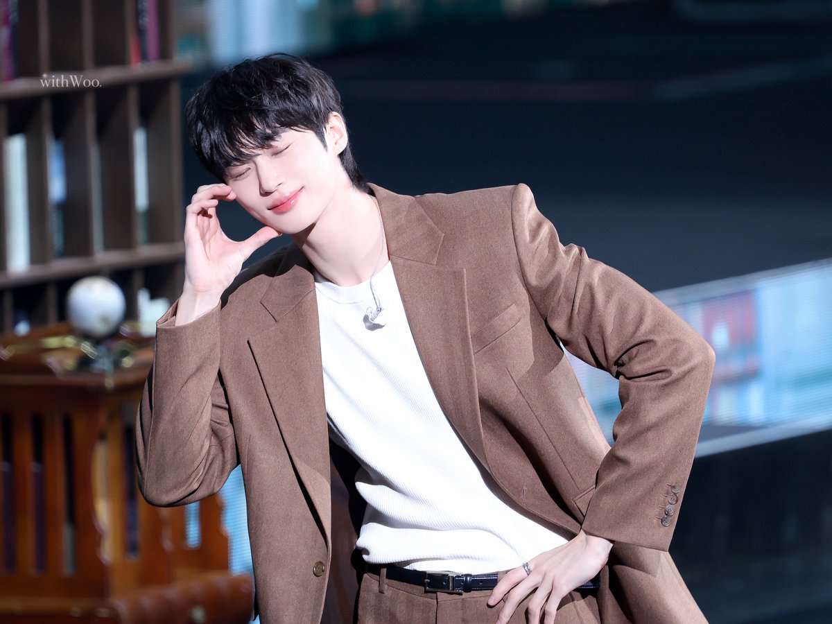 _withwooS2's tweet photo. 260705 HQ
😌🫶🏻

#변우석 #ByeonWooSeok https://t.co/HogaSzxjd4