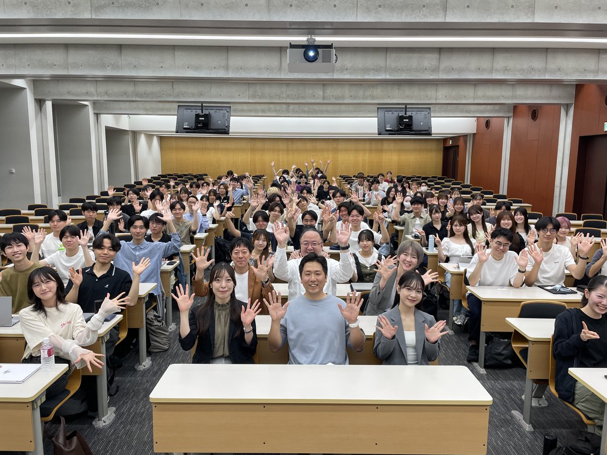 MITANISANGYO's tweet photo. 先週金曜日、三谷産業は早稲田大学をご訪問し、スズキトモ教授が担当する会計学の講義のお時間をいただき、専務取締役CFOの内田より、当社および当社の付加価値分配経営についてご紹介する機会をいただきました。
当社は、得られた利潤を、社員・役員、社会、株主の皆さまに公正・公平に分配することを経営理念としております。
講義では社員への分配にも触れ、社員が経済面を心配することなく仕事に打ち込めるための各種制度、三谷産業での働きやすさ・働きがいについてご紹介しました。

スズキトモ先生、この度はありがとうございました！学生の皆さん、もし三谷産業にご興味が湧いたら、いつでもご連絡をお待ちしております！

三谷産業「付加価値の公正・公平な分配」について
https://t.co/hdCnANyz6P
三谷産業 採用サイト
https://t.co/gXP1Onf6vn

#三谷産業 #早稲田大学