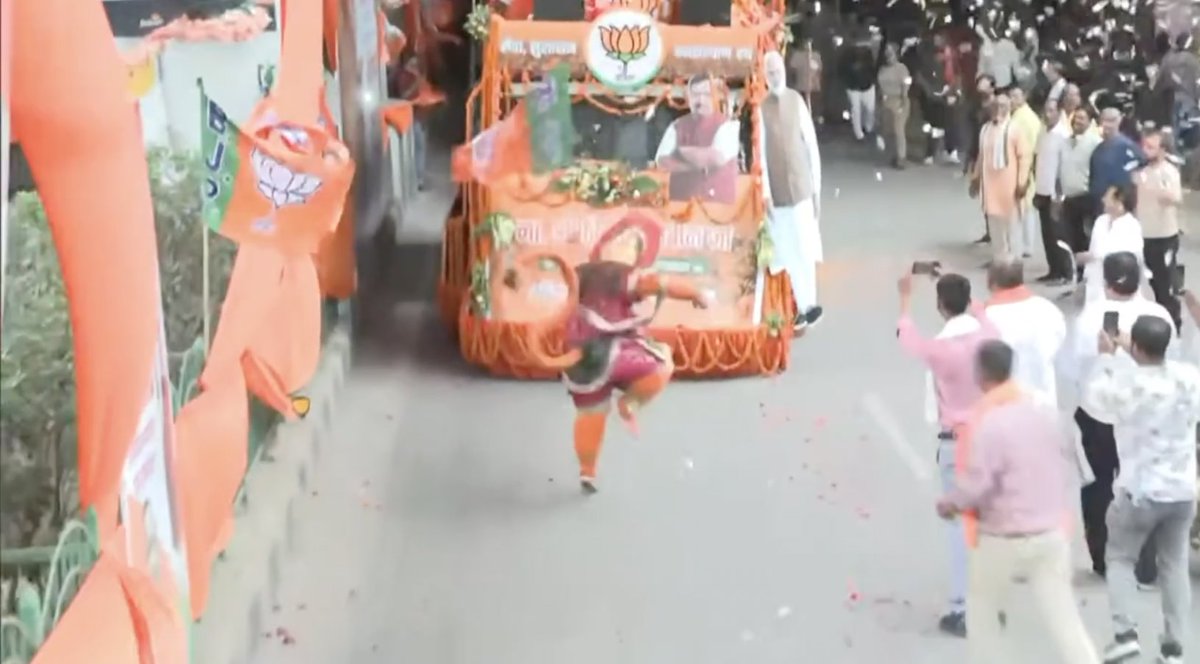 DrLaxman_Yadav's tweet photo. भाजपा ने अब देवी-देवताओं को भी पार्टी कार्यकर्ता बना दिया?

भाजपा-RSS के उभार से पहले आस्था लोगों का निजी विश्वास थी, किसी एक राजनीतिक दल की जागीर नहीं। लेकिन इन्होंने पहले आस्था की राजनीति की और अब हिंदू देवी-देवताओं के हाथ में अपना राजनीतिक झंडा थमाकर उन्हें भी सत्ता की लड़ाई में सड़क पर उतार दिया है।

क्या यह उन करोड़ों हिंदुओं की आस्था का अपमान नहीं है, जो अपने देवी-देवताओं में सच्ची श्रद्धा रखते हैं? क्या उनकी धार्मिक भावनाएँ आहत नहीं होनी चाहिए?

अयोध्या में मामला सिर्फ़ चंदे और चढ़ावे के आरोपों तक सीमित नहीं है। भाजपा-RSS पर सवाल यह भी है कि क्या वे सत्ता और राजनीति के लिए लोगों की आस्था और भावनाओं का इस्तेमाल कर रहे हैं?

कल्पना कीजिए, यही दृश्य किसी विपक्षी दल की रैली में होता - किसी हिंदू देवी-देवता के हाथ में विपक्षी पार्टी का झंडा होता। तब भाजपा, RSS और टीवी मीडिया क्या कर रहे होते?