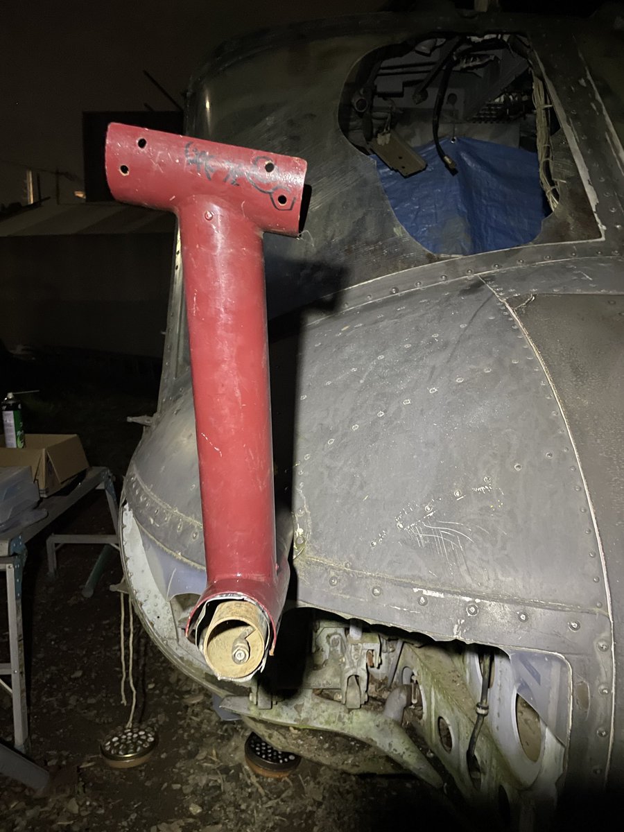 ja7052's tweet photo. #ヘリコプター
#UH-1
#Bell204
#ヘリコプター歴史保存協会

ベル社がBell47の次に作った名機Bell204

イベント用に修復中
ぐちゃぐちゃに変形した筒状の部分を手直しします

なんと、Bell47のスキッドの外径とUH-1のアンテナ部分の筒状部品の外径がピッタリ

偶然とはいえ、ビックリ
さてなおるかな https://t.co/m70maNbR9q