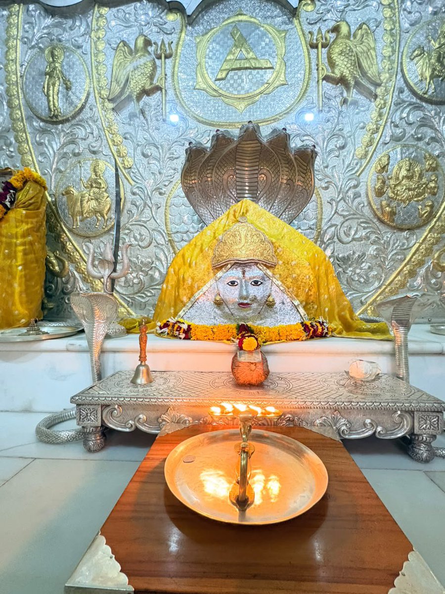 Shekhawat_089's tweet photo. 🙏🏻राठौड़ वंश की कुलदेवी🙏🏻 राज राजेश्वरी मातेश्वरी नागणेच्या माँ के चरणों में कोटि-कोटि नमन ! आज सोमवार 06 जुलाई 2026 आषाढ़ कृष्ण पक्ष षष्ठी संवत 2083 नागाणा धाम के शुभ दर्शन!

सभी भक्तों के ऊपर हमेशा के लिए! 🌞 मां कुलदेवी नागाणाराय 🌞का आशीर्वाद बना रहे!🙏🏻

                      💫🪷  मां ❣️🪷  मां  💫
                      🐅🚩 नागाणाधाम 🚩 🐅