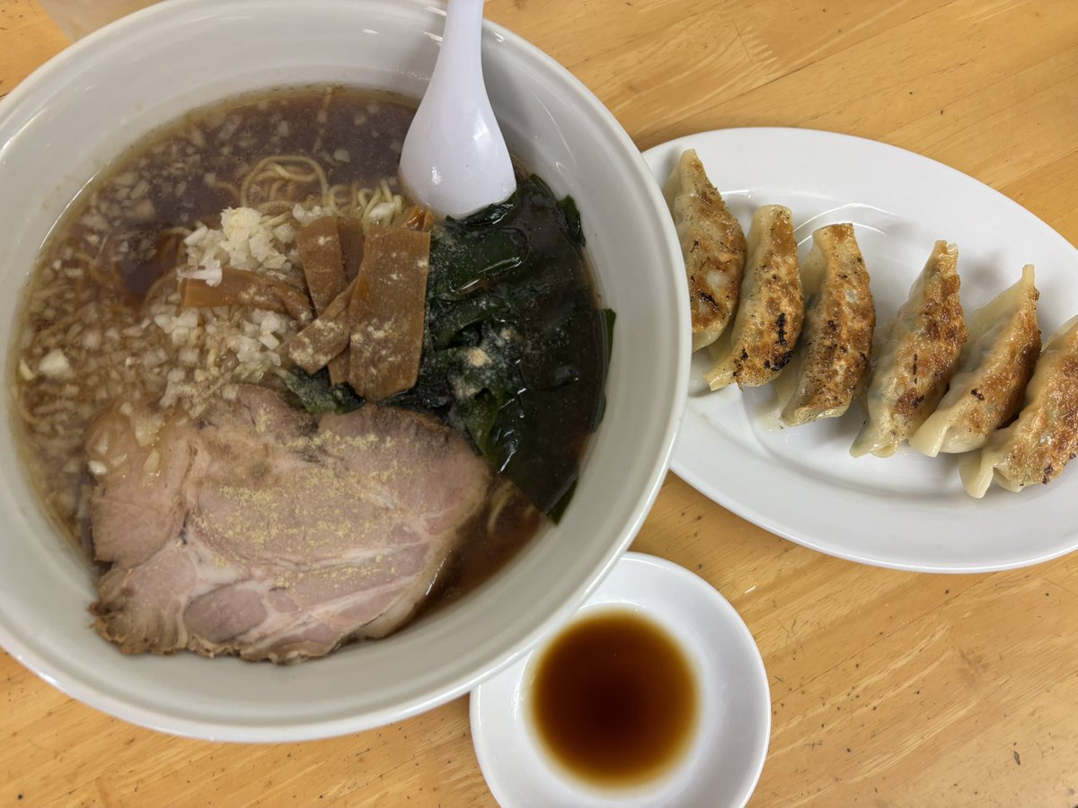 jouta559's tweet photo. 腹減った〜
遅い昼めしは王道セット🤤
大盛りです

朝から資材の仕入れや運搬で３往復しました

無料レンタルできるし、ありがたいね
小雨が降ったり止んだりと涼しい https://t.co/ebl01jDEgI