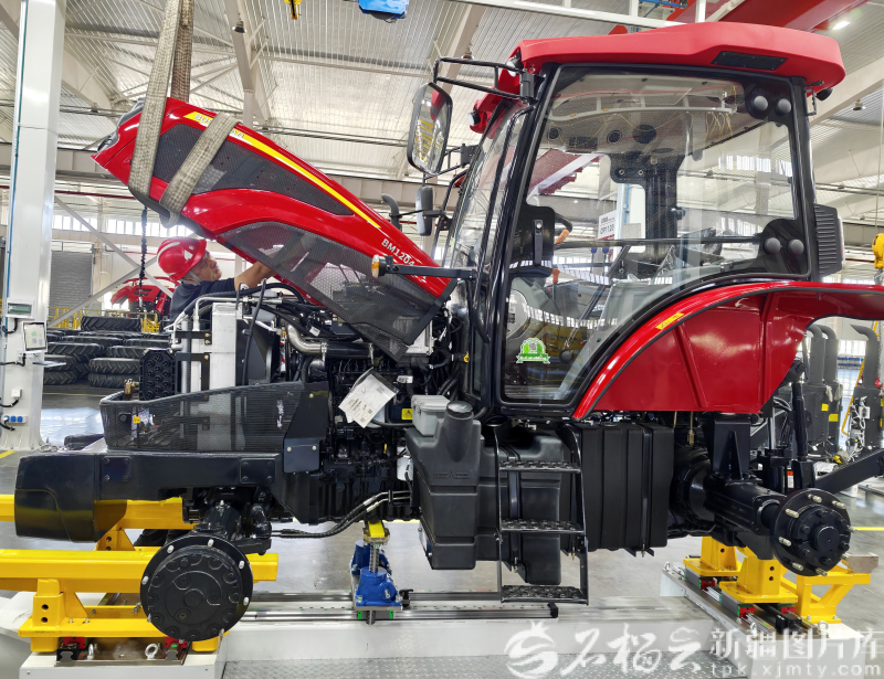 Talkwith_Alex's tweet photo. 🚜 A 400-hp intelligent new energy tractor has rolled off the assembly line in Urumqi, Xinjiang. Smarter, more efficient, and ready for modern farming at home and abroad.
#Xinjiang #SmartFarming #Innovation #NewEnergy https://t.co/yPZDv5zbyC