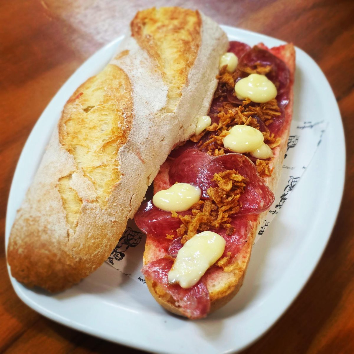 BodegaMontferry's tweet photo. Bon dia per avui entrepà de llonganissa amb ceba cruixent i all i oli. Salut #entrepadeldia https://t.co/qpTbmrQv18