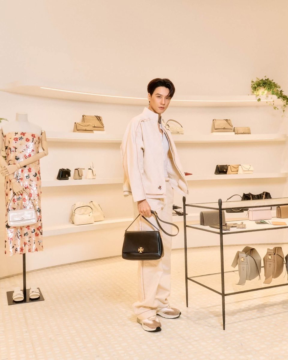 AllNews_th's tweet photo. “เก่ง หฤษฎ์” ร่วมเป็นส่วนหนึ่งของการเปิดแฟลกชิปสโตร์ TORY BURCH แห่งใหม่ พร้อมปรากฏตัวในลุคจากคอลเลกชันล่าสุดของ TORY BURCH

#KengHarit 
#ToryBurch https://t.co/nil1eyRfCH