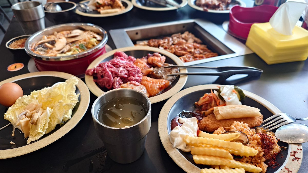 fzybear's tweet photo. Final round of Seoul Garden BBQ at HarbourFront and over ordered KFC madness over the weekend and a burnt crumble blueberry muffin 😂 https://t.co/2Y4h0PPXBR