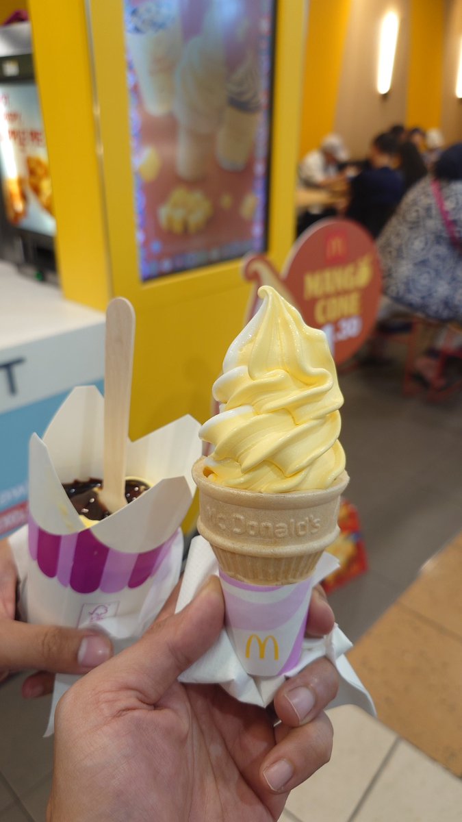 fzybear's tweet photo. Final round of Seoul Garden BBQ at HarbourFront and over ordered KFC madness over the weekend and a burnt crumble blueberry muffin 😂 https://t.co/2Y4h0PPXBR