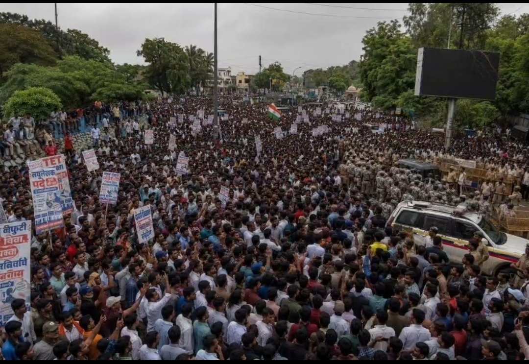 GaneshgSpeaks's tweet photo. MPSC आयोगाचा ऑनलाईन परीक्षेचा निर्णय चुकीचा आहे.ज्या खासगी कंपन्याद्वारे आयोग परीक्षा घेण्याची शक्यता आहे त्यांचा भ्रष्टाचार आम्ही आधीच बाहेर आणला आहे.आयोगाने उमेदवारांशी चर्चा करून निर्णय न बदलल्यास आठवडाभरात आंदोलन पेटण्याची शक्यता आहे @mpsc_office @Dev_Fadnavis 

#only_offline https://t.co/Oxg96AZpex