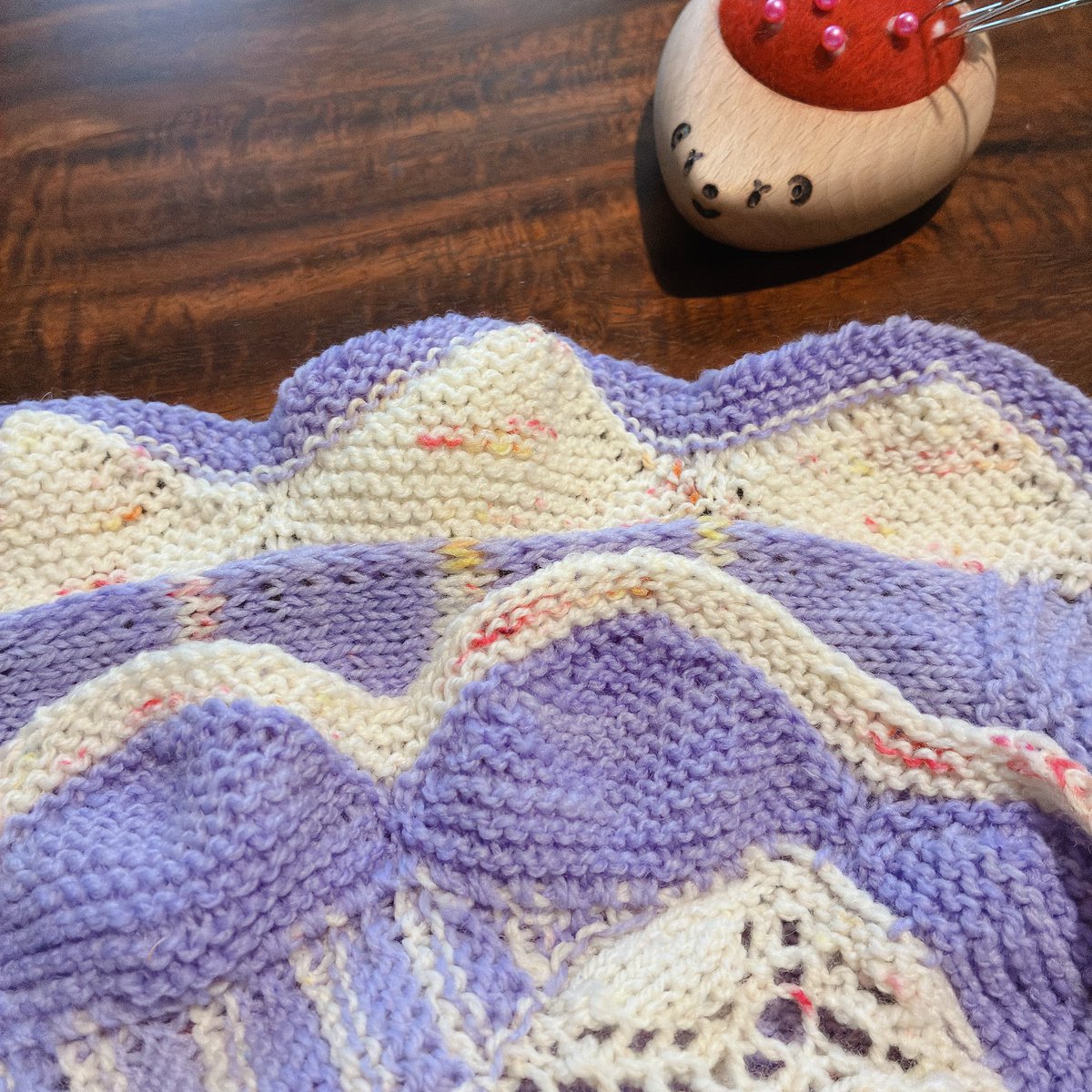 mocchiuno's tweet photo. 2024年に編み始めた編みかけの化石完成〜
3回MKAL参加して向いてないことがよくわかった。笑
なんだかんだ毎年秋ころ忙しいから追いつかない、そして失速する🐢
この天気で乾かなそうだから晴れた日に水通しする。 https://t.co/hG2as8sq2G