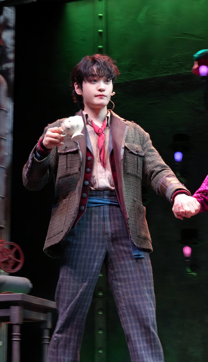 DasoniS2's tweet photo. 찻잔 하나 들고 순둥하게 끌려가는 14살 범노아 https://t.co/0sVGLm6KUb