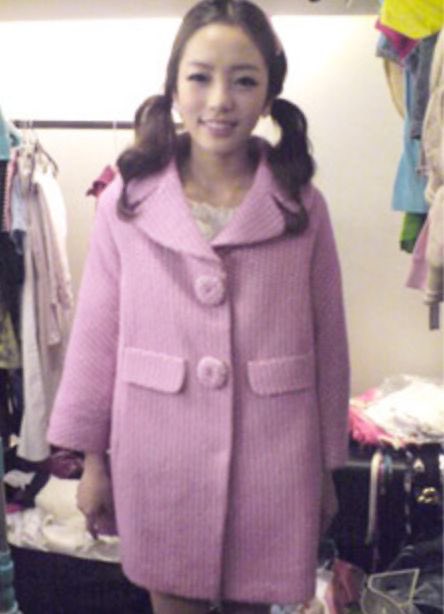 tayomisu's tweet photo. She was so happy to be in a big coat https://t.co/6XNzxRv00L
