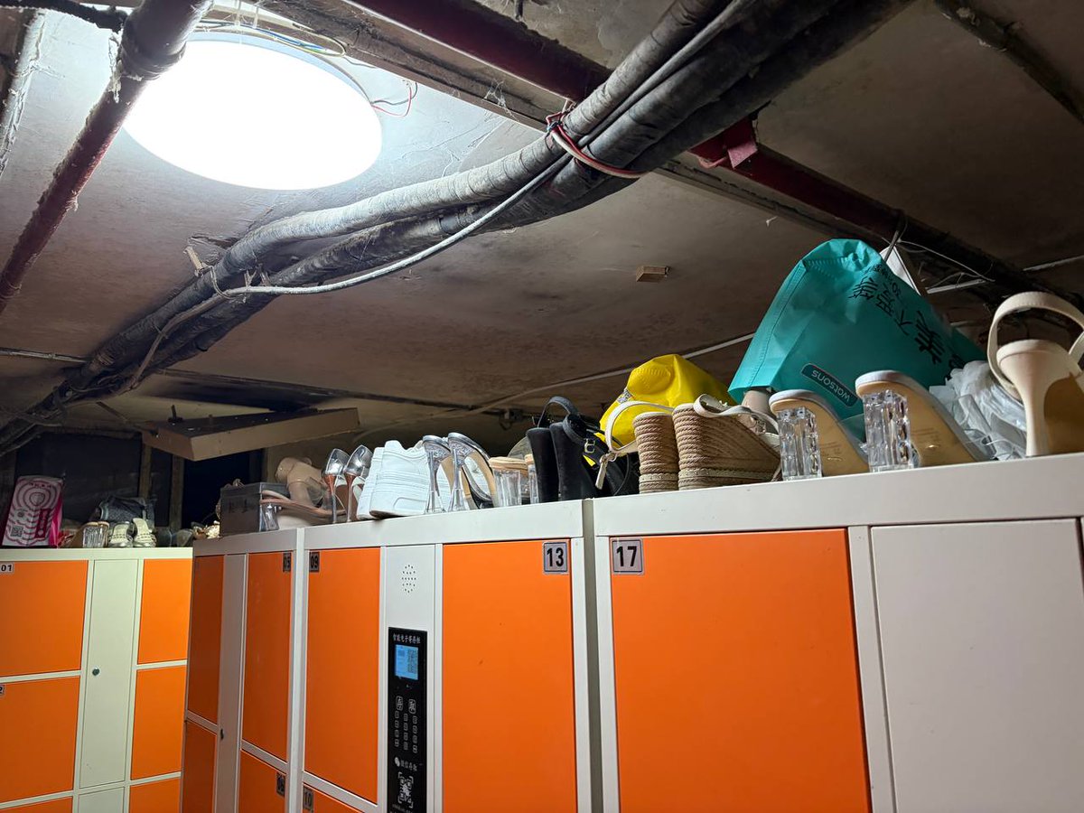 TTTTT63374709's tweet photo. 更新了依旧是老鼠掉进米缸了眼花缭乱根本看不过来宝藏现场 这个鞋柜太炸裂了 一整面墙全部放满了 高跟鞋 厚底鞋 靴子 运动鞋 密密麻麻堆成山 视觉感太强了 我直接傻眼了🙄 感觉得有上百双了 https://t.co/uAy3rF1lZN