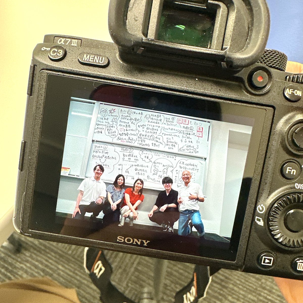 mikaikeda6's tweet photo. 3年連続でトムさんにお声がけいただき、阪南大学で講義をしたラブソル。
今年は代表のゆか、映像やWEBサイトなどのディレクターの堀くん、アライアンスメンバーでライターの松本さん、コージーくんで90分みっちりの授業をしました。

ワークショップとトークの盛り沢山な内容。
これから記事も出てくるので、ぜひご注目を〜。