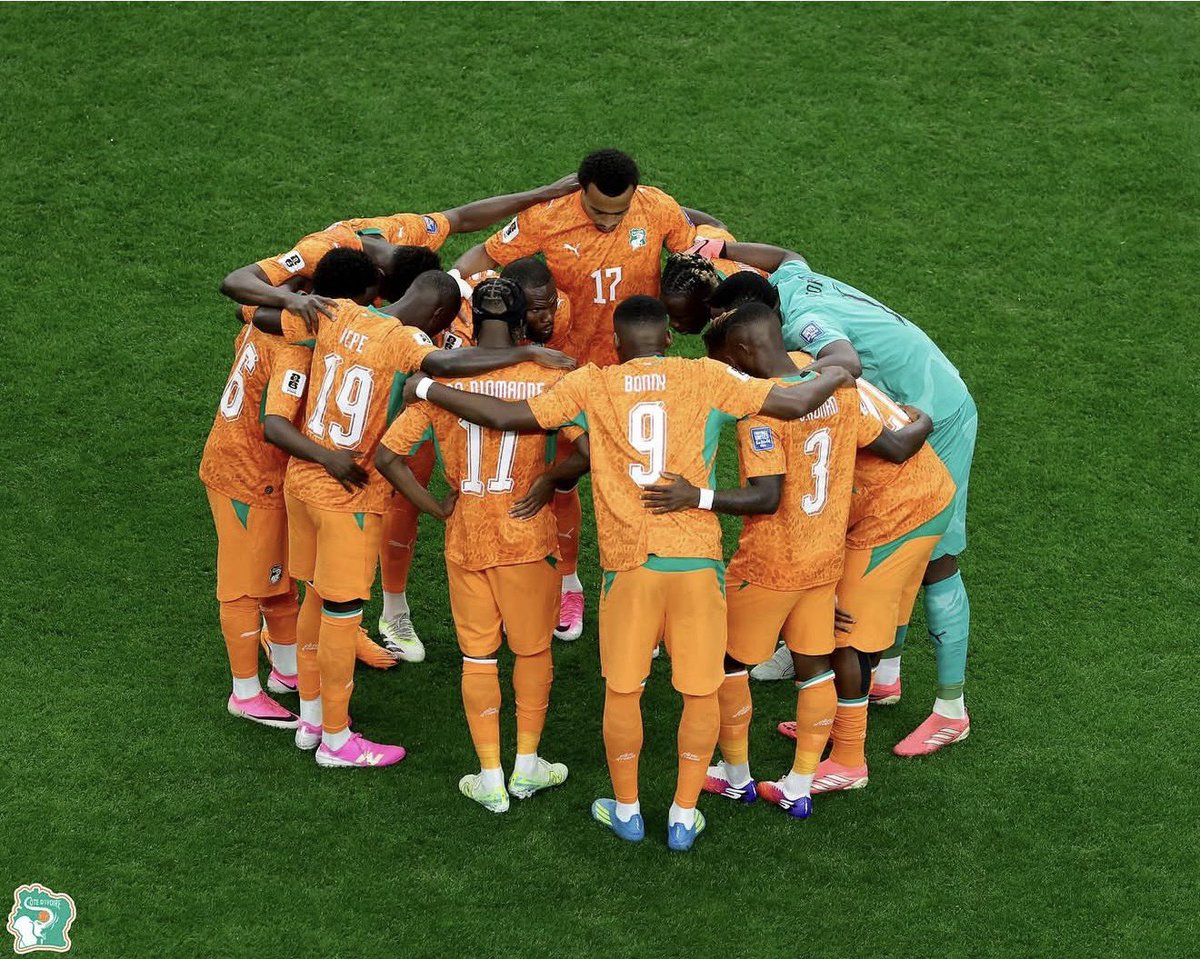 mlktraore's tweet photo. L’objectif de la Côte d’Ivoire au mondial était “d’aller le plus loin possible” Qui veut aller loin ménage sa monture et surtout se donne TOUS les moyens de ses ambitions. Je me pose beaucoup de questions sur le fonctionnement de notre sélection et pourquoi sur pas mal d’aspects nous sommes encore loin de ce qui se fait de mieux…

1- On veut du beau jeu et un style cohérent. Mais pour moi tout part des sélections de jeunes. Il faut définir des bases que l’on retrouvera chez les A. Ce qui implique donc que le selectionneur national et les sélectionneurs des catégories de jeunes travaillent de concert de sorte à avoir une continuité dans l’évolution des jeunes joueurs et un style bien défini. Peut-être aussi redéfinir la façon dont les jeunes sont sélectionnés…

2- Des rassemblements plus réguliers pour la sélection U23. C’est l’anti-chambre de la sélection A, et donc il est indispensable d’avoir un rassemblement sur chaque fenêtre internationale. Pas des rassemblements “à la carte” sinon on sacrifie une génération talentueuse 

3- Il faut un  Centre technique National fonctionnel qui regroupe TOUT ce dont les sélections nationales (toutes catégories et sexes confondus) ont besoin. Le confort en terme d’hébergement, de restauration, de musculation, les pelouses, le personnel médical sur place, les dernières technologies (cryothérapie…) bref… un centre à la hauteur de nos ambitions 

4- Puisque la CIV se veut plus attractive auprès des binationaux, il va falloir proposer un projet séduisant dès les sélections de jeunes. Car je reste persuadé qu’en proposant un projet attractif à un jeune entre 10 et 15 ans qui n’a rien à envier à ce que l’on peut retrouver dans un pays Européen, je ne vois pas pourquoi il y aurait une hésitation. Dans le foot je crois aussi en l’esprit de camaraderie qui se crée dès le plus jeune âge et ce jusqu’en sélection A : Gagner avec des coéquipier(e)s avec qui on grandit, on développe des automatismes et tout naturellement on arrive à maturité et éclosion chez les A. 

5- Pourquoi en CIV nous n’avons pas encore compris que certains métiers comme l’analyse vidéo sont à prendre un peu plus au sérieux ? Un service dédié avec 3-4 personnes ou plus ?  La préparation mentale ? Investir dans les dernières technologies pour le médical, la récupération… Difficile de challenger un concurrent qui a un GPS quand on a une boussole…

6- Quqnd est-ce qu’en Côte d’Ivoire la gestion des familles des joueurs sera prise plus au sérieux ? Nous avons perdu de nombreux binationaux sur cette question… Pire un joueur a besoin d’être délesté de la gestion de sa famille pour les matches. Et ça c’est le rôle de notre instance fédérale…

7- Si la sélection nationale est une vitrine le football local est délaissé. Alors qu’il regorge de pépites qui peuvent délivrer leur plein potentiel si toutes les conditions sont réunies…

Le développement du football Ivoirien est l’affaire de tous. Donnez vos contributions en commentaires🙏🏿🇨🇮

#ChaqueDetailCompte