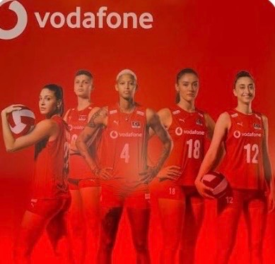 IbrahimKOLDAMCA's tweet photo. @rtukkurumsal Konu: İstiklal Marşı’nın Ticari Reklamda Kullanılması Hakkında Şikâyet ve İnceleme Talebi

Sayın Yetkili,

Vodafone tarafından yayımlanan ve Filenin Sultanları’nı konu alan reklam filminde, İstiklal Marşı’nın fon müziği olarak kullanıldığını gözlemlemiş bulunmaktayım.

İstiklal Marşı, Türkiye Cumhuriyeti’nin bağımsızlığını, milli birlik ve beraberliğini temsil eden en önemli milli değerlerinden biridir. Bu nedenle milli marşımızın ticari amaç taşıyan reklamlarda fon müziği olarak kullanılmasının, milli ve manevi değerlerimizin korunması açısından uygun olmadığı kanaatindeyim.

Söz konusu reklamın ilgili mevzuat çerçevesinde incelenmesini, kamu vicdanını rahatsız eden bu kullanımın değerlendirilmesini ve gerekli görülmesi hâlinde reklamın yayından kaldırılması yönünde gereken işlemlerin yapılmasını saygılarımla arz ve talep ederim.

Saygılarımla,

İbrahim Koldamca