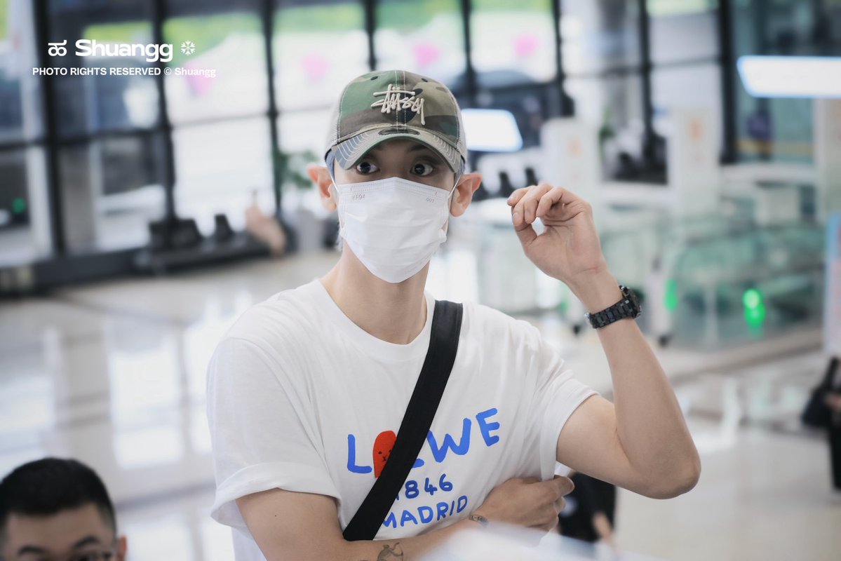 no_loey_no_life's tweet photo. Chanyeol literally just came back to Korea this morning and already has his hair dyed, on the way to Japan 🥹 Preparations for JPCY2 must be in full swing now. Exciting times ahead! 🥰 https://t.co/0B4TbzE8mi