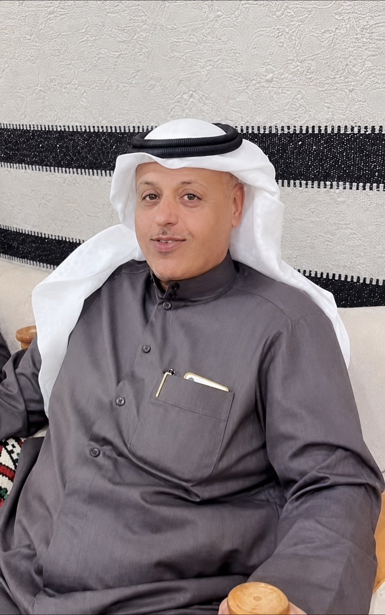 Saud_n67's tweet photo. لي مدتن ماطب في عيني النوم
ولا غشى الطرف المشقى نعاسه

اضحك وانا كني على الكبد ماسوم
والضغط من فوق معدل قياسه

ماهو من كثرة هواجيس وهموم
ولا هو من قل الطرب والوناسه

من واحدٍ عرق الصله فيه "معدوم
والفرق شاسع بين ناسي وناسه

- ابو رفعه سالم الدوسري - https://t.co/WuIjuIQqRi