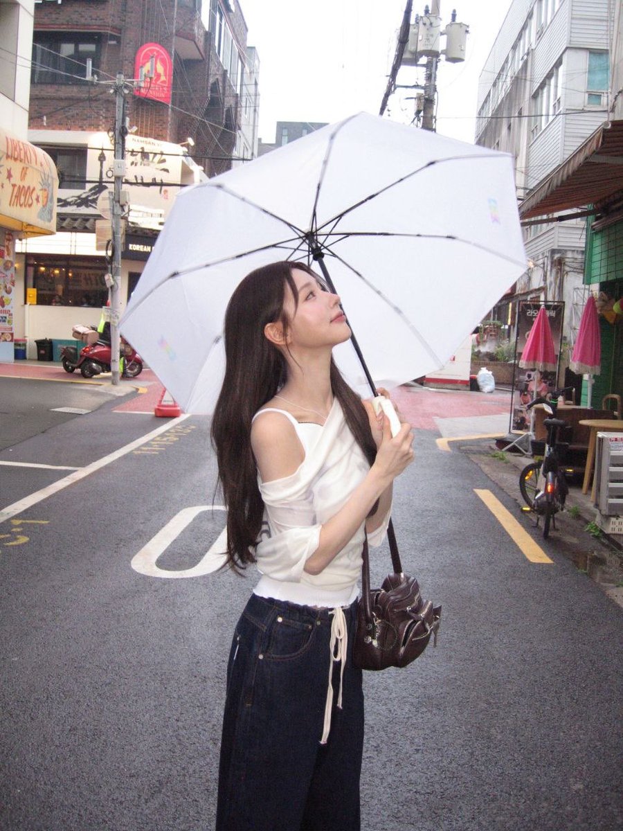id1v_le's tweet photo. 060726 #MIYEON 🫧🐰

It's raining really hard☺️ I'm getting ready💕Lately I've been into not getting my nails done, so I'm taking a little break💕💅
1📸
But honestly, not getting your nails done is the trend right now. I guess I really am a girl who's always on trend https://t.co/OEPTvposDG