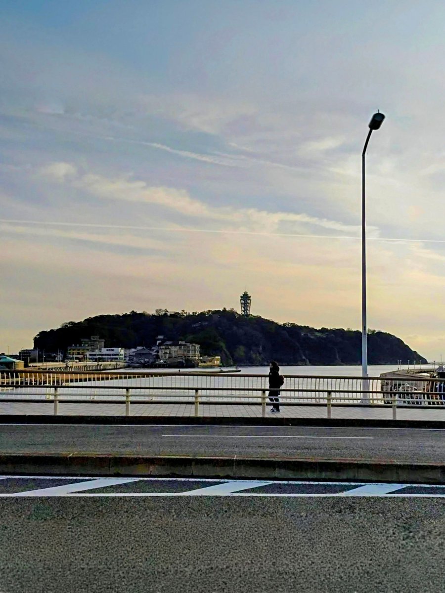 JaponEamigos's tweet photo. Escapada costera muy cerca de Tokio. La isla de **Enoshima** te recibe con sus templos ocultos en cuevas, sus vistas al océano Pacífico y un ambiente marinero relajado que contrasta con el ritmo de la capital. 🌊🦅 #Enoshima #Escapadas #MarJapon https://t.co/5PaAkgylIc