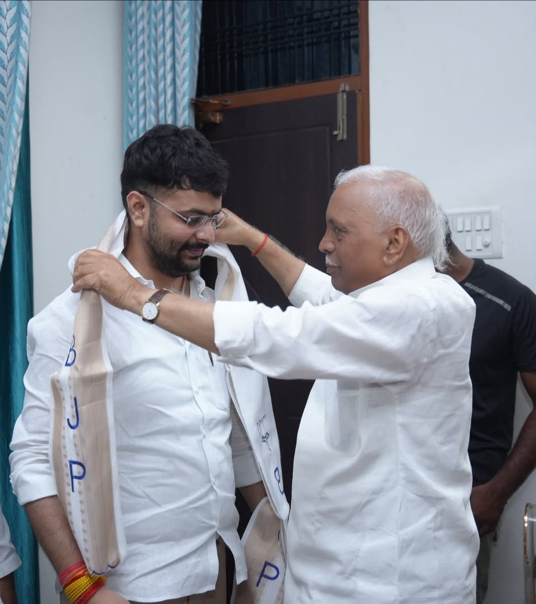 irohitmishrabjp's tweet photo. हम सभी के अभिभावक, भारतीय जनता पार्टी के पूर्व प्रदेश अध्यक्ष, पूर्व सांसद, सादगी, अनुशासन एवं वैचारिक प्रतिबद्धता के प्रेरणास्रोत आदरणीय डॉ. @DrRamapati जी से आत्मीय शिष्टाचार भेंट कर उनका स्नेहिल आशीर्वाद एवं मार्गदर्शन प्राप्त किया। https://t.co/axTo0jCtfu