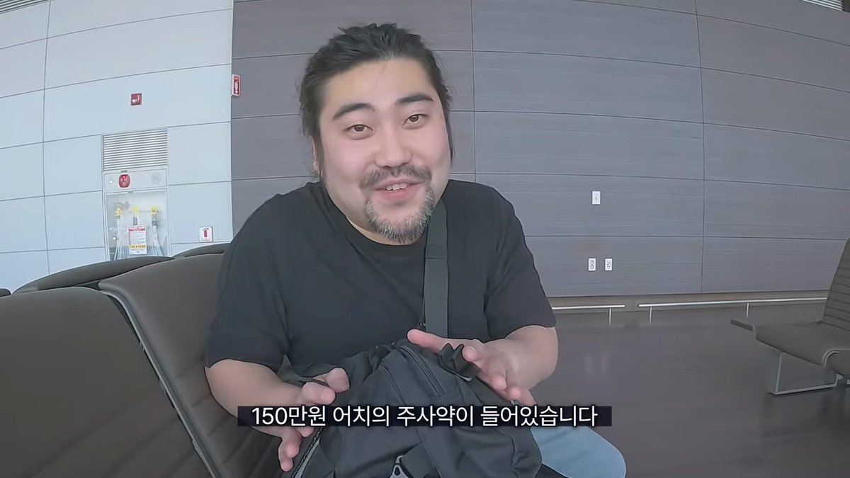buddha_for_cash's tweet photo. 150만원어치 주사약을 가방에 넣고 
세계여행을 시작한 사람이 있다.

채널 이름도 유리몸이다.
제목도 너무 세다.
근데 막상 영상을 보니, 자극적인 제목보다 더 센 건 첫 장면이었다.

가방을 열더니 150만원어치 주사약을 보여준다.
그리고 웃으면서 말한다.

이걸 들고 살살 여행해보겠다고.

여기서 좀 맞았다.

우리는 보통 반대로 말한다.
몸 좀 좋아지면.
돈 좀 모이면.
시간 좀 나면.
상황 좀 정리되면.
그때 하겠다고.

말은 멀쩡한데, 이상하게 그 "그때"는 잘 안 온다.

이 사람은 몸이 완벽해서 떠난 게 아니다.
불안이 없어져서 떠난 것도 아니다.

그냥 자기 위험을 정확히 안다.
주사약이 없으면 여행이 끝난다는 것도 안다.
냉장 보관이 필요하다는 것도 안다.
몸이 무리하면 안 된다는 것도 안다.

그래서 더 조심히 간다.
근데 간다.

반성하자 두 팔 두 다리 멀쩡한 사람들.

우리가 자꾸 "준비되면 하겠다"고 말하는 건 어쩌면 준비가 부족해서가 아니라, 
완벽하지 않은 내 모습을 들고 나가는 게 무서워서일지도 모른다.

시작도 결정이다.
근데 인생은 대개 그렇게 시작되는 것 같다.