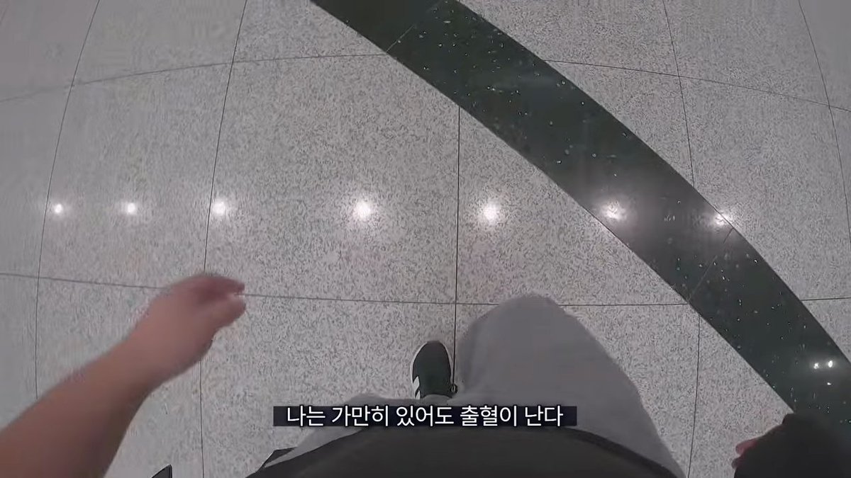buddha_for_cash's tweet photo. 150만원어치 주사약을 가방에 넣고 
세계여행을 시작한 사람이 있다.

채널 이름도 유리몸이다.
제목도 너무 세다.
근데 막상 영상을 보니, 자극적인 제목보다 더 센 건 첫 장면이었다.

가방을 열더니 150만원어치 주사약을 보여준다.
그리고 웃으면서 말한다.

이걸 들고 살살 여행해보겠다고.

여기서 좀 맞았다.

우리는 보통 반대로 말한다.
몸 좀 좋아지면.
돈 좀 모이면.
시간 좀 나면.
상황 좀 정리되면.
그때 하겠다고.

말은 멀쩡한데, 이상하게 그 "그때"는 잘 안 온다.

이 사람은 몸이 완벽해서 떠난 게 아니다.
불안이 없어져서 떠난 것도 아니다.

그냥 자기 위험을 정확히 안다.
주사약이 없으면 여행이 끝난다는 것도 안다.
냉장 보관이 필요하다는 것도 안다.
몸이 무리하면 안 된다는 것도 안다.

그래서 더 조심히 간다.
근데 간다.

반성하자 두 팔 두 다리 멀쩡한 사람들.

우리가 자꾸 "준비되면 하겠다"고 말하는 건 어쩌면 준비가 부족해서가 아니라, 
완벽하지 않은 내 모습을 들고 나가는 게 무서워서일지도 모른다.

시작도 결정이다.
근데 인생은 대개 그렇게 시작되는 것 같다.