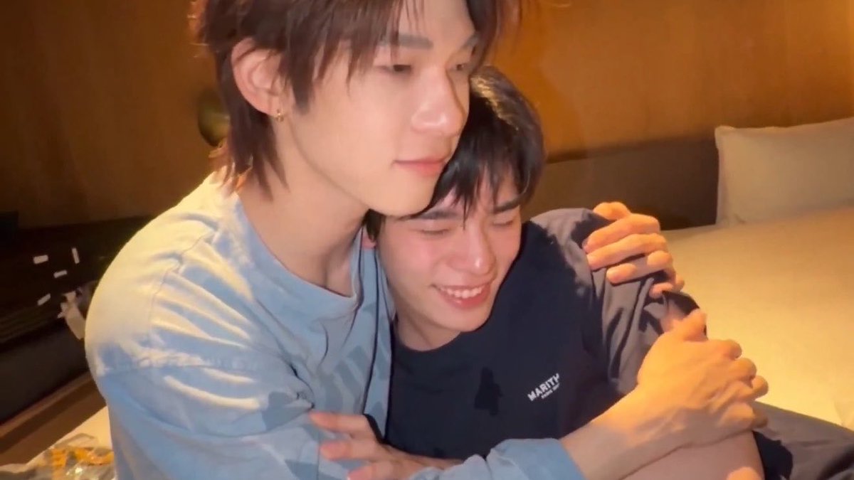 thatbokbakz's tweet photo. “ ผมไม่เคยคิดมาก่อนว่าจะมีคนอายุน้อยกว่ามาดูแล ” ฮือ เด็กก้อรักเป็นนะคับพี่ ตี๋ตี๋ดูแลพี่อย่างดีมาตลอดเลย ㅠ ㅠ ㅠ ㅠ ㅠ💘💘 https://t.co/abJ5Uo8Q5J