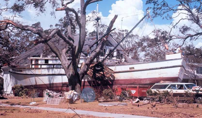 Ronse9698's tweet photo. @AndreaDona60 @BackpirchCrew Well you are arguing against the data by NHC as well. And when did the damage in the first photo 1 become worse than the one in photo 2 (which is indeed from a 195 mph storm) https://t.co/BujpVCJqms