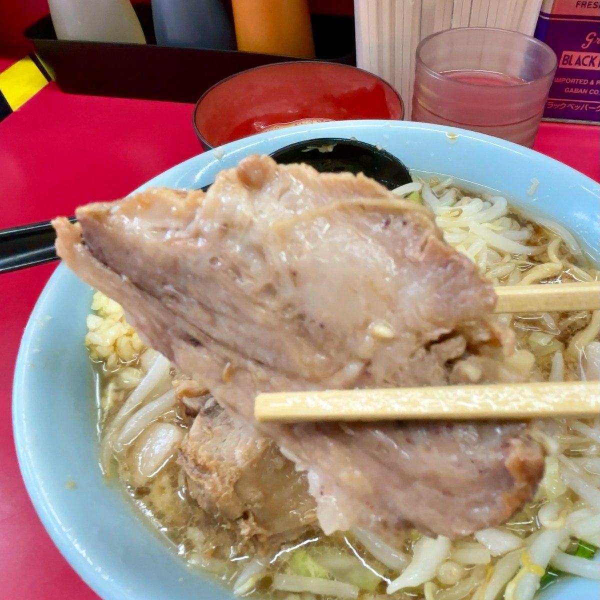 teruo_nk's tweet photo. 中山二郎🍜98

今日のNKYMは、12:26に待ちなし>食券購入/着席>12:34着丼でラッキー✌️ デフォ麺半分にNmA

やっぱりキレキレ非乳化スープ＆啜りやすい自家製麺の組み合わせが好きだと再認識、何とも旨い👍 今日のブタはみっちりとふわふわの両方を堪能👌 安定の旨さが嬉しい、大満足でご馳走様でした🙏 https://t.co/rON2AmRS65